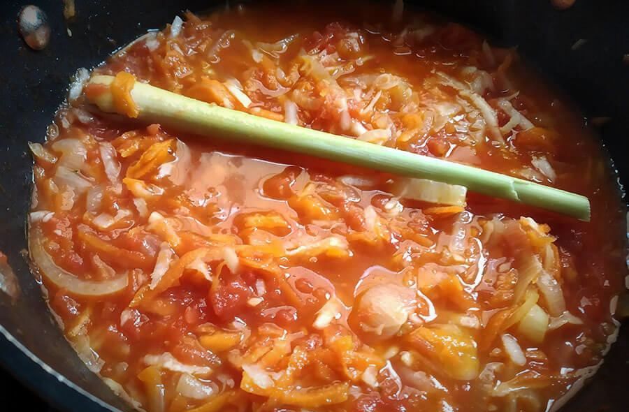 Рыба с овощами в томатном соусе с лемонграссом и карри | 9